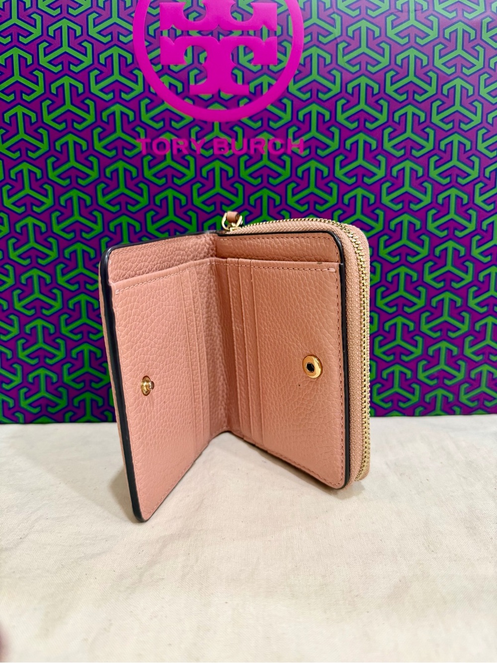 Tory Burch Thea bi-fold - Picture 2 of 3